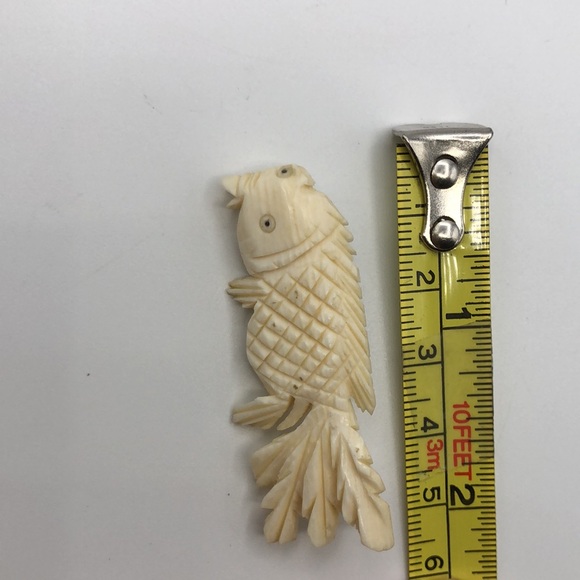 Vintage Carved Faux Ivory Resin Fish Brooch - Picture 6 of 7